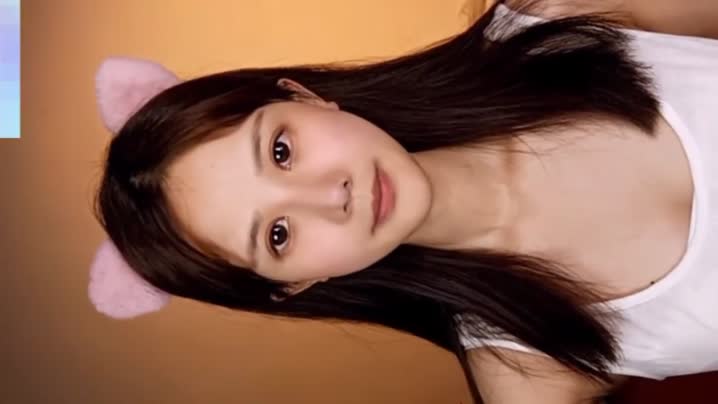 推荐大眼睛美女脱光光自慰多毛小穴，大二9分颜值女神下海直播大秀
