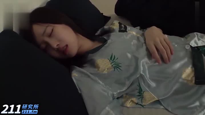 猥琐不良少年秘.偷窥姐姐洗澡秘.后来精虫使然一时冲动直接把姐姐迷J了