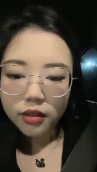 气质眼镜骚货-公园户外被车震，黑丝高跟没穿内裤直接掏出JK舔操菊花
