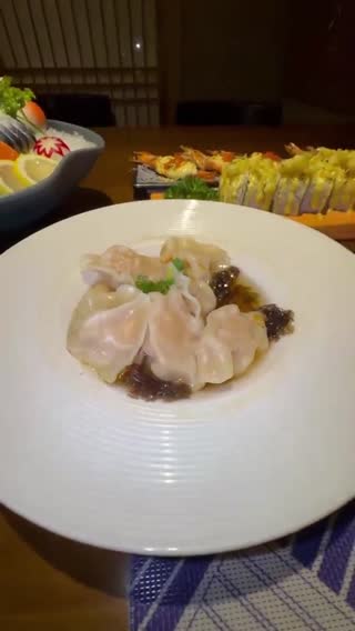 约上亲姐一起去吃日料，亲姐趴在桌子底下帮我口爆