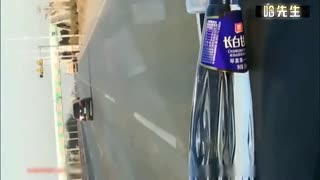 搭讪路边等车的骚妇，水中下药后在车里强上