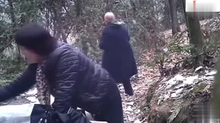 中年熟女公园勾引遛弯老大爷开展老头乐业务80岁老大爷不顾严寒依然奋战在操逼一线