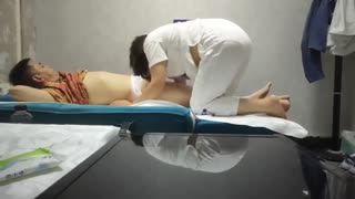 城中村养生馆老板娘偷拍勾引来店里按摩服务的客人
