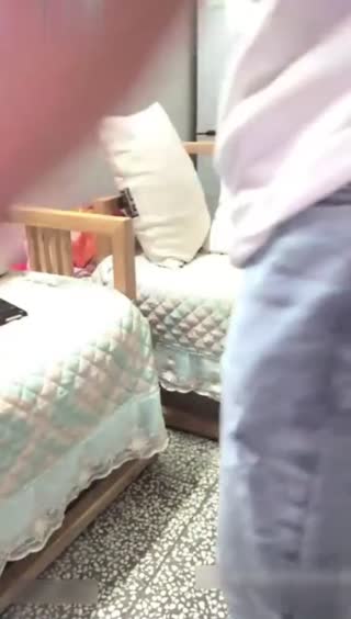 叔嫂乱伦-小伙精虫上脑想干嫂子，遭遇激烈反抗，强行脱下嫂子内裤一顿舔B爆操成功拿下