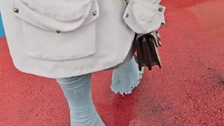 【周末陪下班的亲妹去万达吃火锅】吃完忽悠妹妹去我的出租房做爱，没想到妹妹比我还着急，刚到房间里就主动脱下我的裤子骑乘后入疯狂抽插！