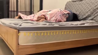 【母子乱伦】今年聚会爸爸醉酒回家，儿子竟然趁着爸爸喝醉在他面前强上亲妈