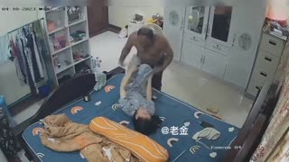 【真实黑客偷拍】黝黑公公强暴儿媳妇，老公不在家被公公扒光强暴！