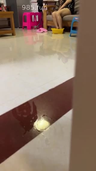 【母子真实乱伦】爸爸外出喝酒畜生儿子半夜爬上老妈的床