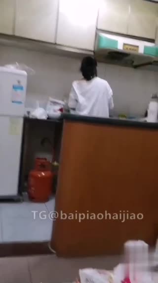 【母子乱伦】爸爸不在家趁妈妈在做饭和妈妈在厨房做爱