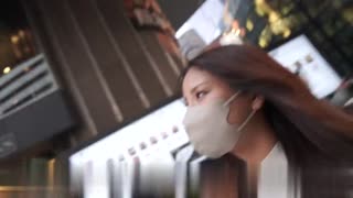 当我在为某化妆品公司的美容师换衣服时，不经意的偷窥一眼试衣间