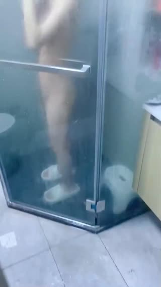 【真实乱伦】有了男朋友的亲妹妹不愿意再被我操，等她洗澡的时候破门而入按在马桶上暴力强奸狠操嫩逼，一直哭喊着不要搞我，我不想和你做爱！！！