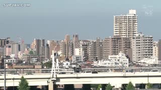 SONE-026传闻拥有J罩杯的丰满漂亮老板邀请我去他家喝酒…然后我们继续做爱三天三夜…鹫尾芽衣