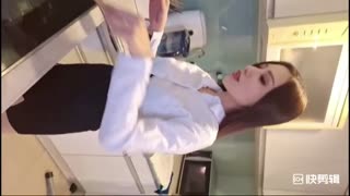 大嫂下班回家做饭被我从后面抱着操，你哥要回来了，快点射