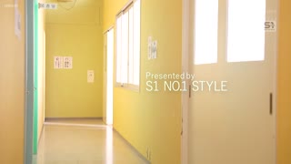 因为你的奶子实在太性感了温柔自然的女教师用她那湿漉漉透明的J罩杯乳房来挑逗和调戏她的学生
