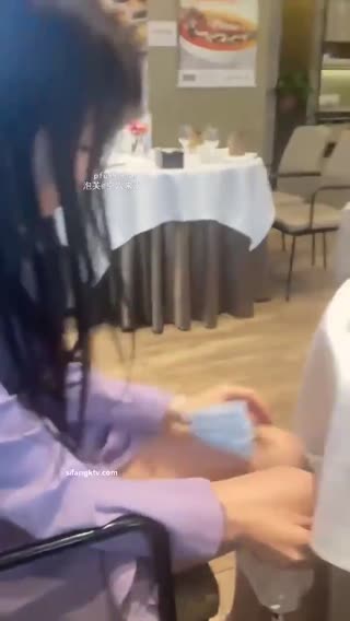 【大奶淫妻】广东[雅雅]商场摸奶野外露出3P全程露脸！素人非网黄