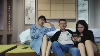 【双飞探花】牛仔长裙美女浴室一起洗澡，
