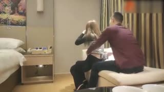 【探花翻车】出大事了！约了个妹子刚调完情，洗澡时被一群不明身份人员闯入暴打