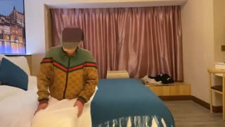 【探花精选】黑丝高挑美女 关灯我害羞 为什么要掰开看啊 好变态 流血了 有点疼我才做了两三次爱