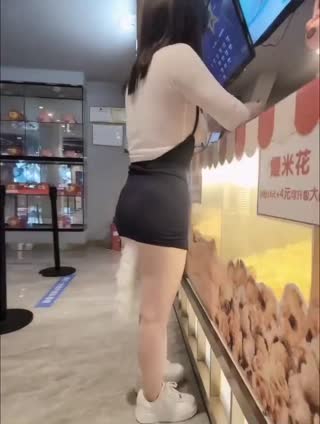 肛塞尾巴露B短裙电影院尽情露出色诱放尿