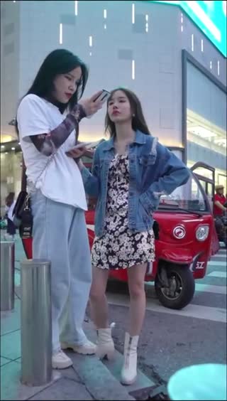 【户外商场抄底】高颜值美女裙底下的风光，白内裤里露出黑毛！