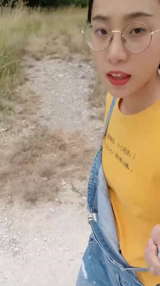 中国骚母狗刘玥在野外小树林给大洋屌口爆吞精