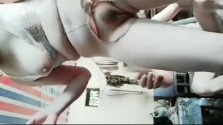 【刺激勾搭】老头绝招狗喝水，拿起水杯接尿喝，风骚女主播勾引孤寡老人操逼