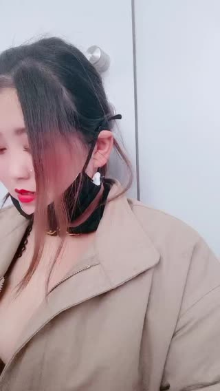 【超刺激】少妇大秀露脸男士公厕内勾搭！