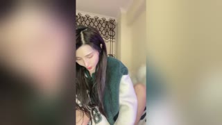 【推荐】女神颜值火辣身材，对着镜子摸逼自慰，蜜桃臀上位摇动取精