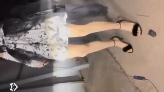 【户外车震】极品美少女夜晚驾车下车引擎盖上操，后坐骑乘位插嫩穴，上上下下套弄，很是刺激娇喘
