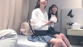 双飞探花一个制服诱惑，一个则是COSPLAY诱惑