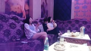 【歌厅探花】今晚大场面，连续叫几个公主，两男两女同场啪啪，御姐萝莉娇喘淫叫此起彼伏，劲爆刺激