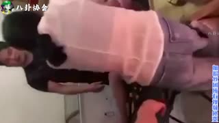 【抓奸】因为抢了同学男友而被同学抓奸