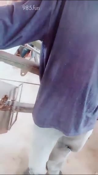 【勾搭拖拉机大哥】丝高跟齐逼短裙户外，勾搭农民大哥激情