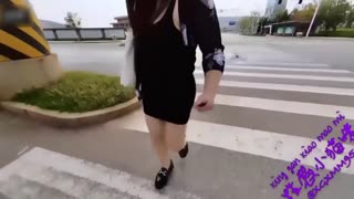 几十万粉丝抖音网红‘性感小猫咪’户外露出勾引修路的农民工操逼满足大爷搞里头