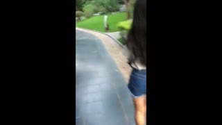 牛B大叔景区旅游勾搭导游妹子吃完饭旅馆开房