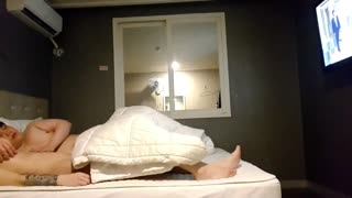 〔探花精选〕胖屌丝艳福不浅，居然能约到这么漂亮的外围，肥宅还挺持久后入爆操纹身妹子