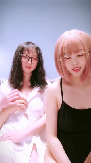 眼镜哥双飞俩眼镜妹爽歪歪，巨乳肥臀好生让人羡慕嫉妒恨啊
