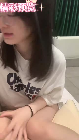 【眼镜反差学生妹极品尤物眼镜学生妹，外表清纯小虎牙，妹妹很会玩