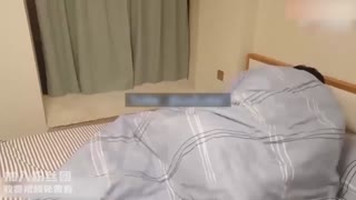 19岁清纯眼镜学生妹小姨子回家撞见姐夫操姐姐