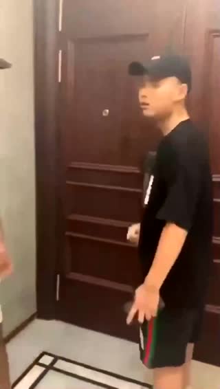 【每日一捉】男子带人捉奸，屋内竟然是两男一女