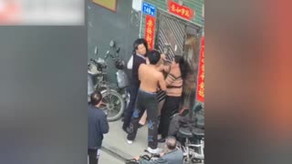 【毁三观黑料-广州父亲出轨儿媳妇】儿子在大街上暴走父亲，出轨视频曝光！