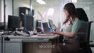 MIDV-614下班末班车喝醉后，就待在平时严厉的女老板家里……无限接吻姿势的激烈接吻性爱醉酒女人的接吻性爱极其色情！亲吻x多个位置！八木奈奈以整个姿势