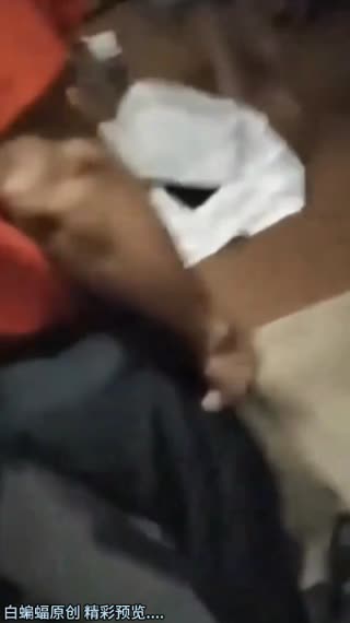 捉奸现场-街头扒开衣服扇耳光，现代原配的战斗力惊人，小三都打成猪头