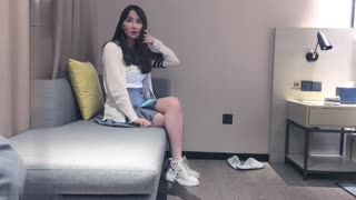 【探花精选】约操高颜值外围小姐姐 沙发啪啪角度完美