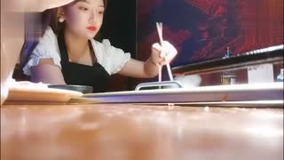 【勾搭兄弟女友】借故吃火锅灌醉兄弟女友，带回酒店软磨硬泡开操