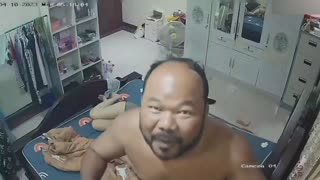 家庭监控摄像头下的真实乱伦丑陋公公强上儿媳妇儿子不在家强行摁倒