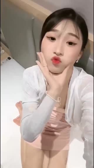 快手泄露给老公戴绿帽打着电话操逼·对白清晰刺激