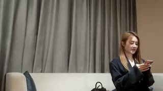 ..花臂纹身里面吊带装，坐在身上舌吻调情，美女很配合，各种姿势轮换着操