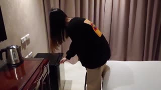 大神酒店约炮上高三刚满18岁的女生粉嫩粉嫩的