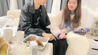 【自拍泄露】饥渴美女同事家中吃饭后爆操